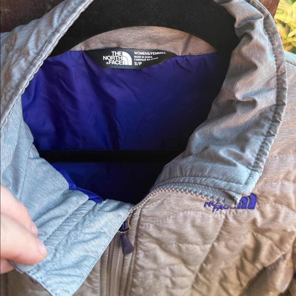 The North Face Ladies S Quilted Gray Light Puffer Jacket lined w/purple - Picture 6 of 12